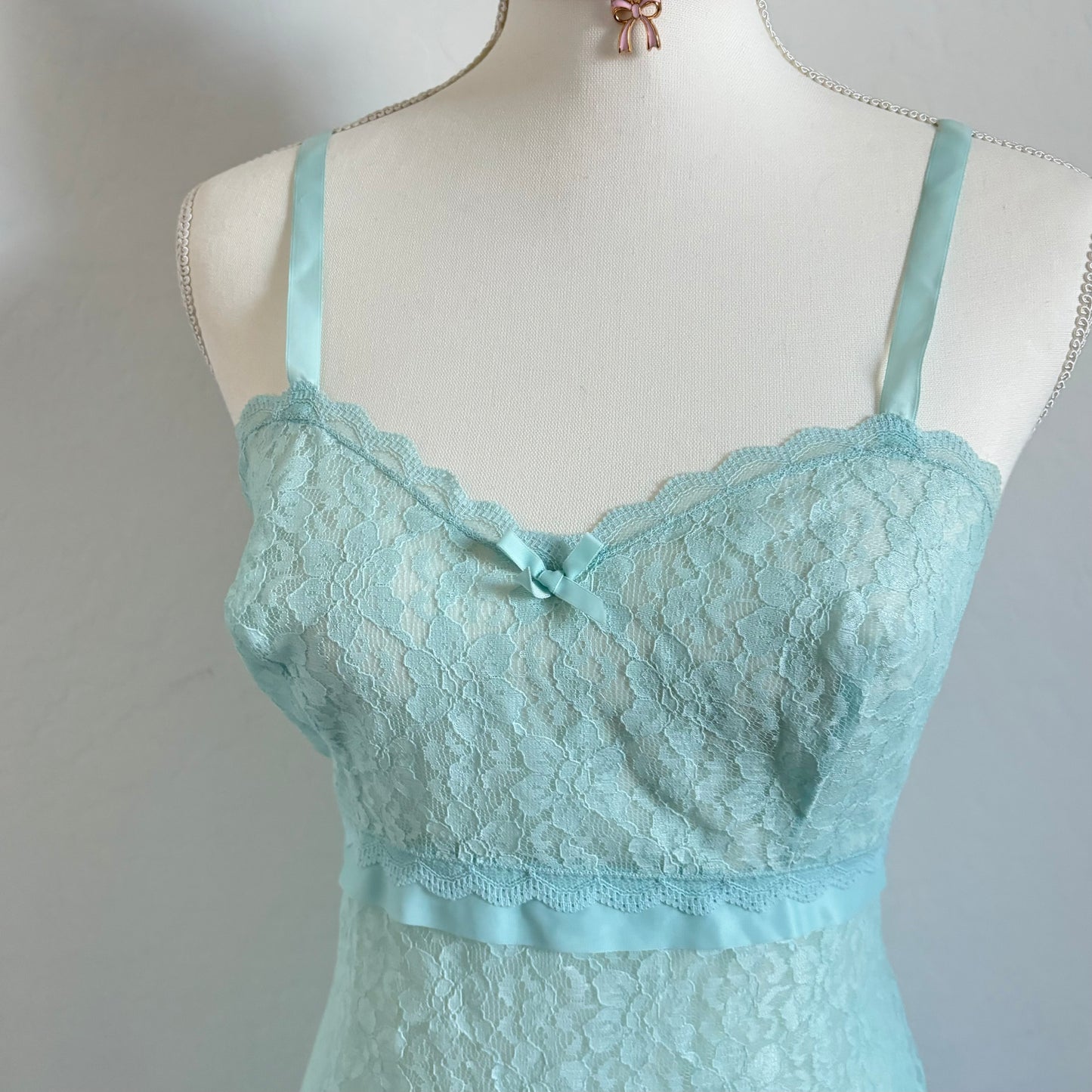 Vintage Lace Sweetheart Neckline Lingerie 80’s Dress (Large)